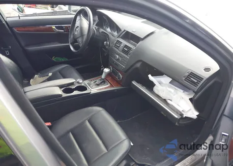 2011 Mercedes-Benz C 300 Luxury 4Matic/Sport 4Matic z USA, uszkodzony, nr VIN WDDGF8BB4BR162809